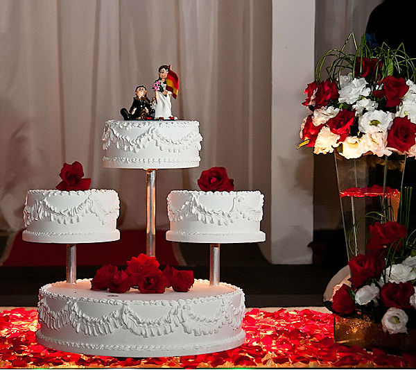 Decoração de casamento vermelho e branco simples