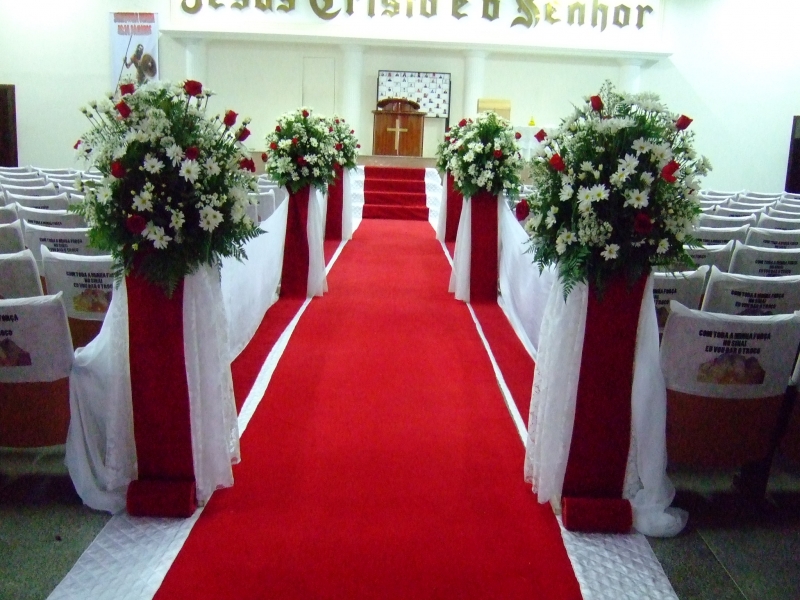 Decoração de casamento vermelho e branco na igreja