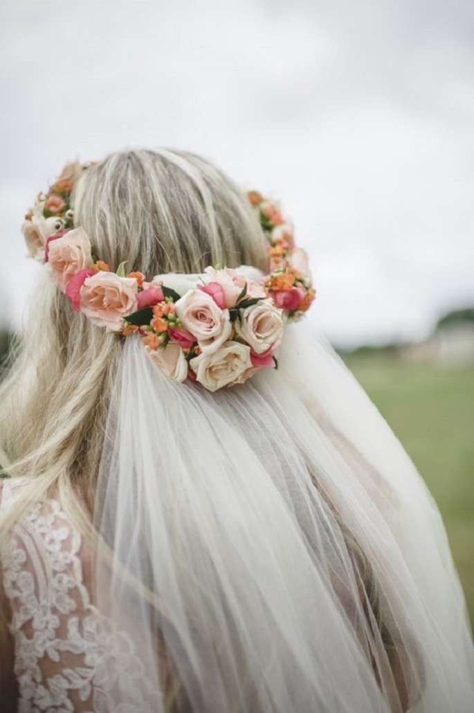 Grinalda de flores com véu