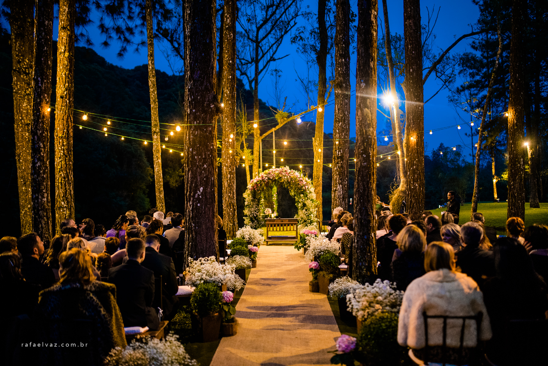 casamento no campo com iluminação e flores