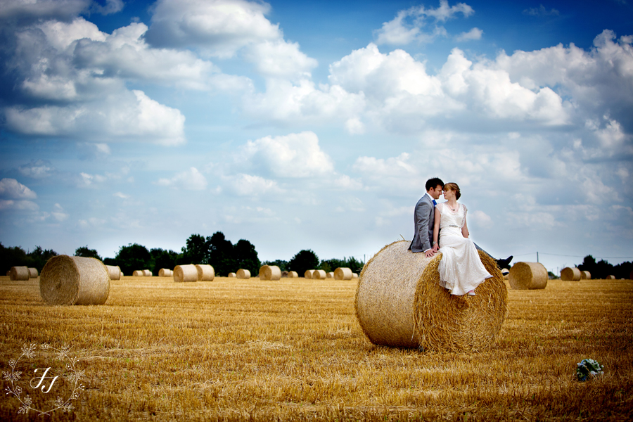 casal tirando foto para o pré-wedding na fazenda