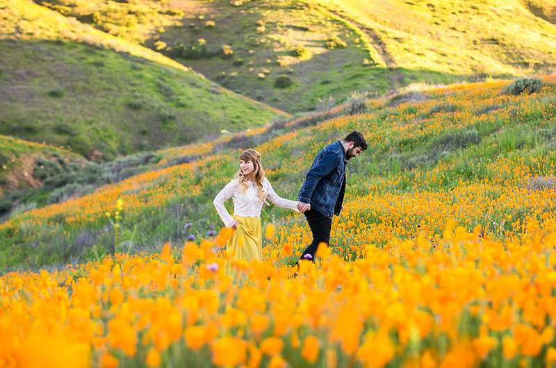 casal no campo cheio de flores