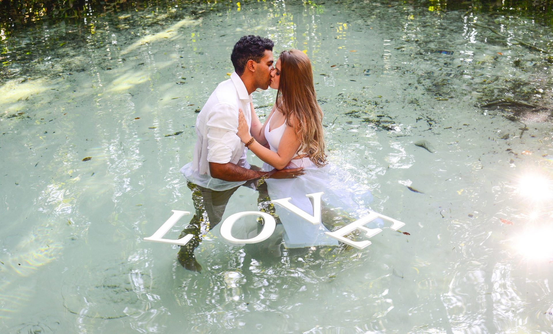 casal se beijando na cachoeira pra foto pre-wedding