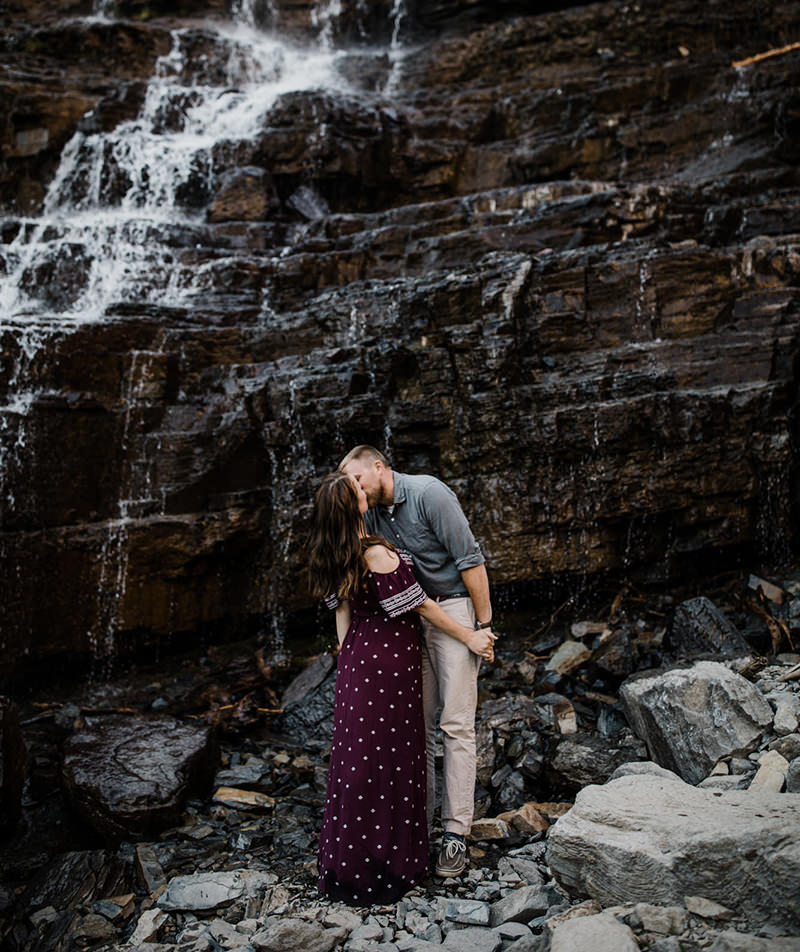 casal na cachoeira se beijando
