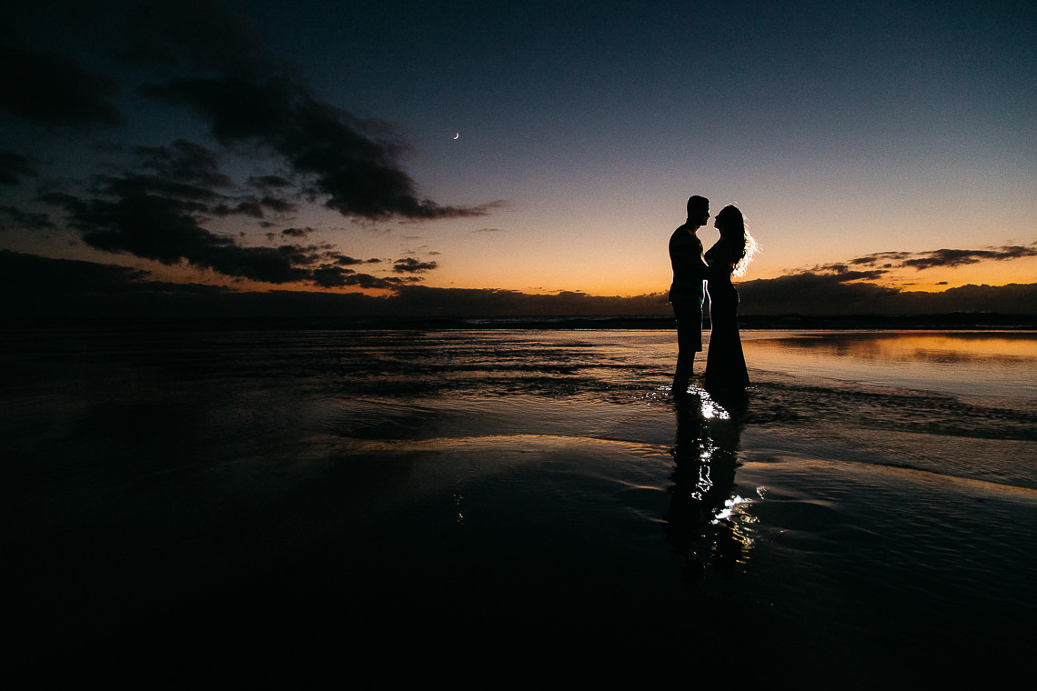 foto pré-wedding na praia de noite