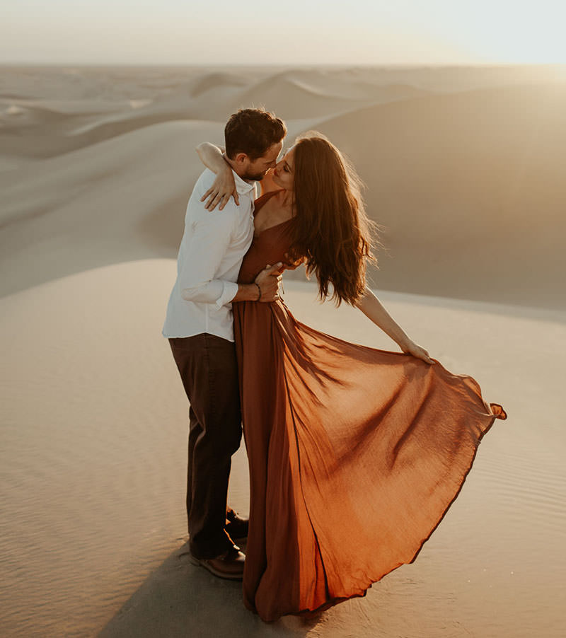 casal nas dunas para pré-wedding
