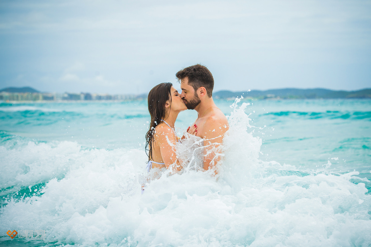 casal se beijando dentro do mar