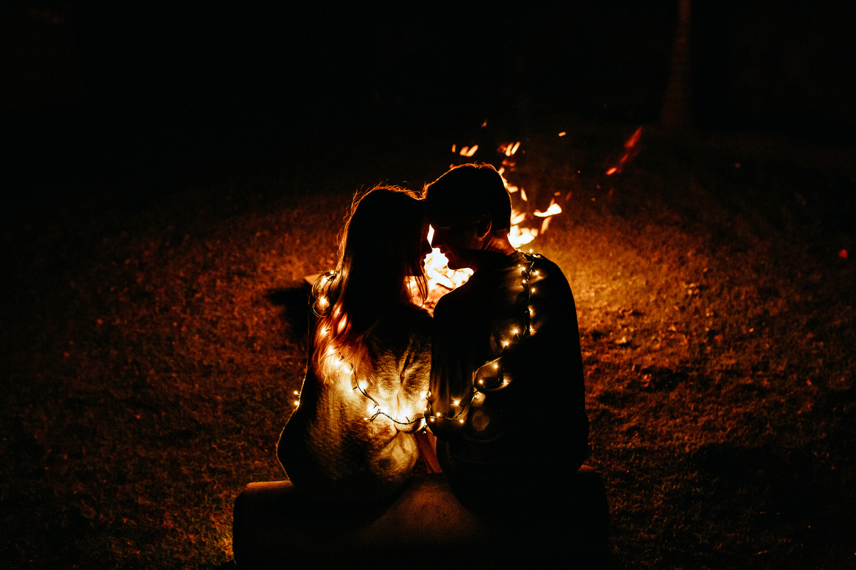 fotos pré-wedding de noite com luzes e fogueira