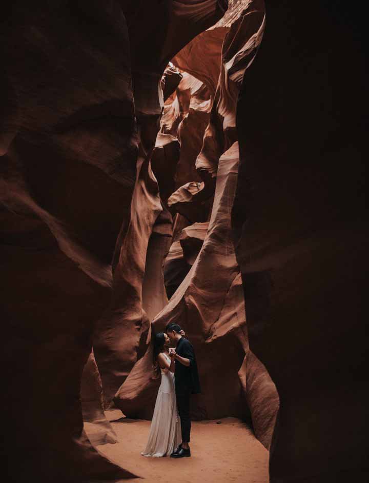 casal dentro da caverna para foto pré-wedding