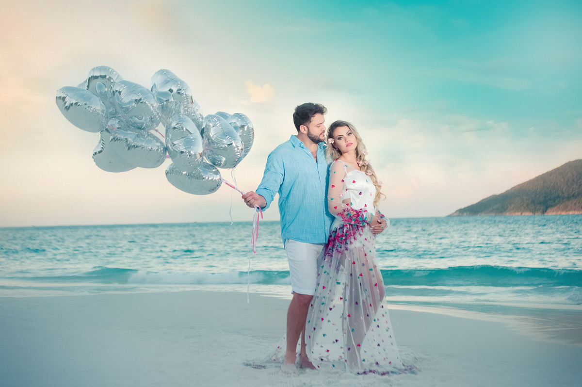 foto pré-casamento na praia com balões