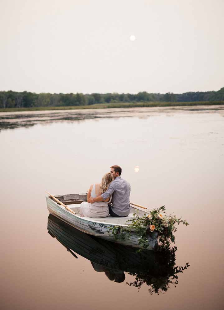 casal no barco em um lago 
