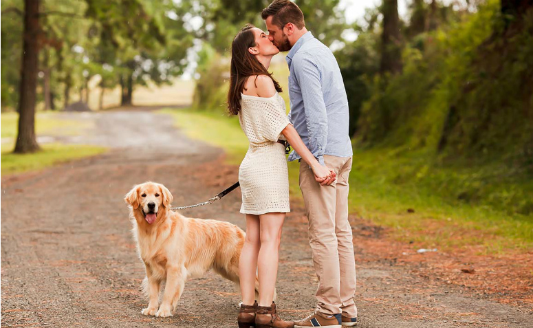 casal de beijando no pré-wedding com cachorro 