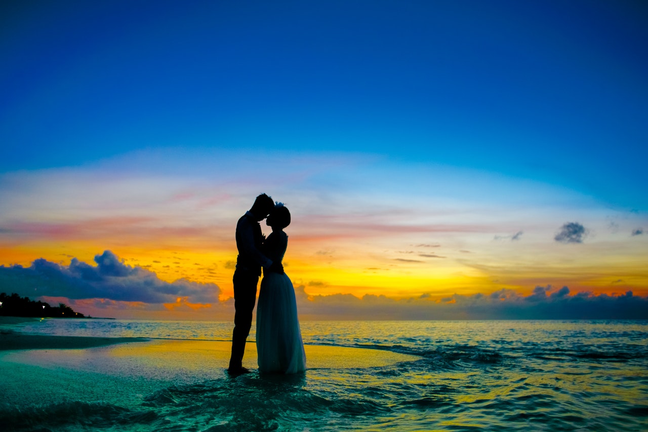 foto pré-wedding na praia com por do sol