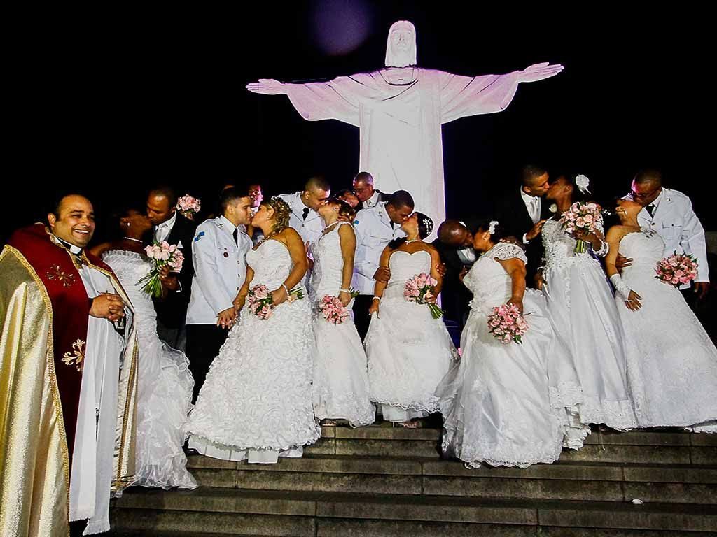 grupo de pessoas fazendo casamento no cristo